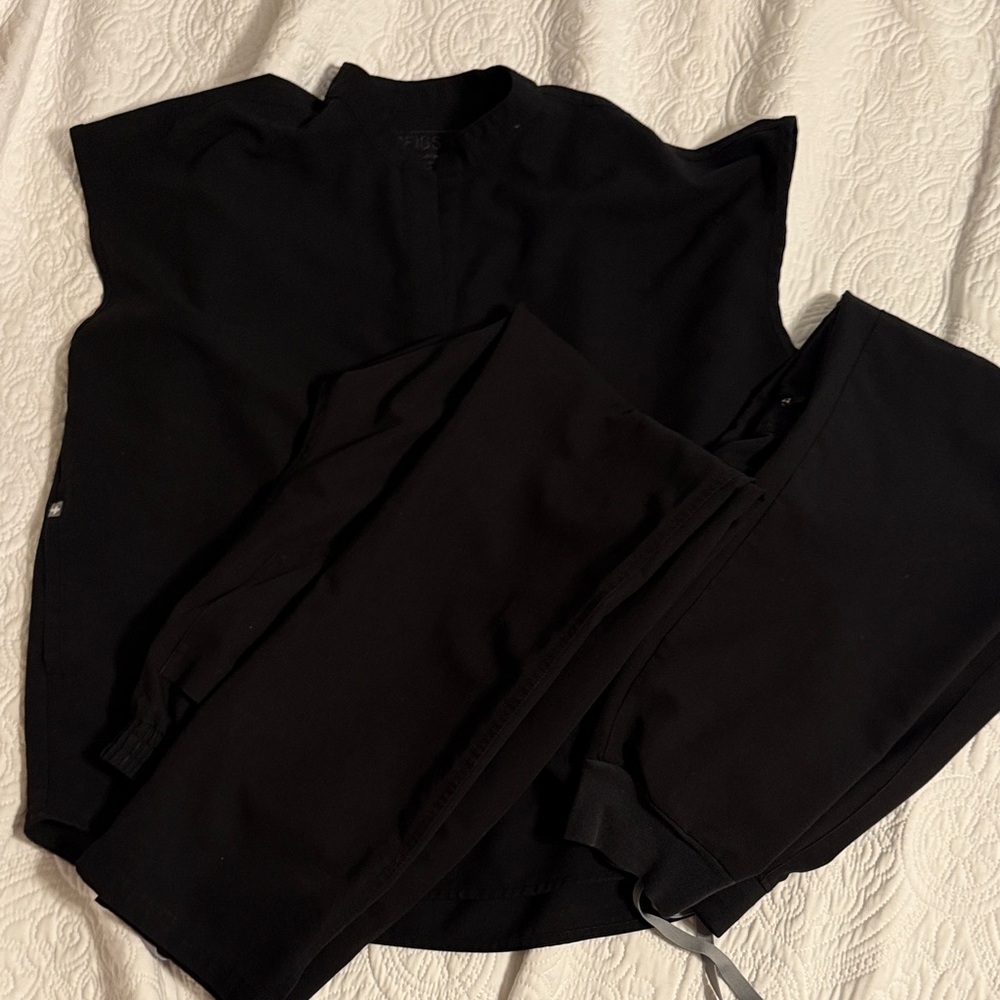 Figs Black Rafael top, Zamora Joggers and Kade cargo pants Set